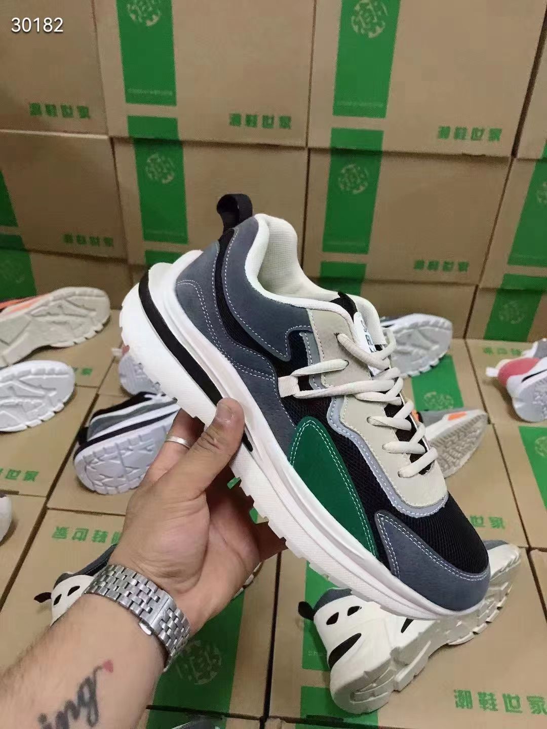 Go to the market, set up a stall, cut size shoes, wholesale, low price miscellaneous shoes, source of goods, live broadcast, processing shoes, men's casual sports shoes, ground stall shoes